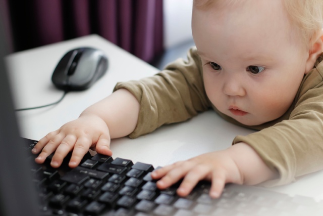 Szülőként hogyan óvhatjuk gyerekeinket internetezéskor